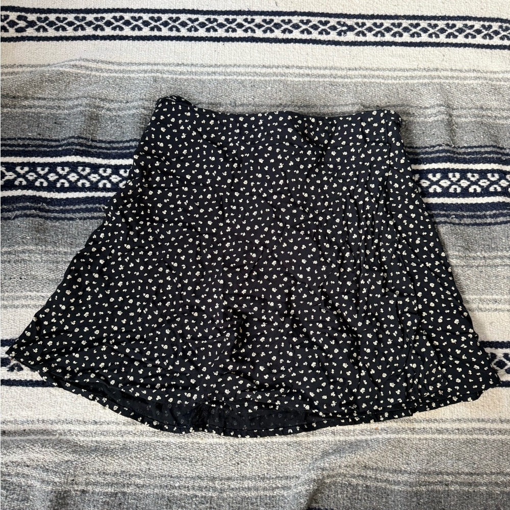 Brandy Melville Blue and White Floral Patterned Mini Skirt One Size